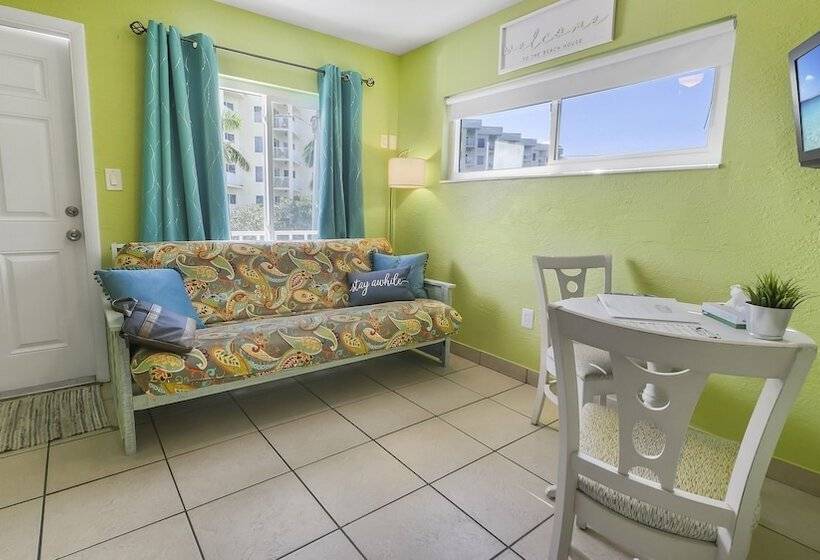 Отель Beach House