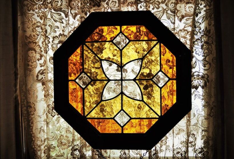 فندق Victorian Inn & Carriage House