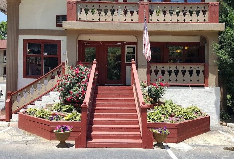 Riverbend Motel & Cabins