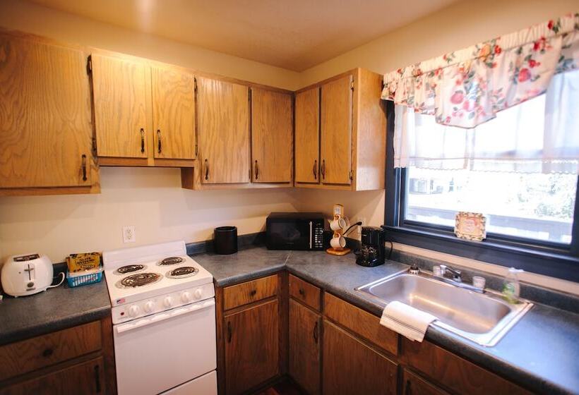 Riverbend Motel & Cabins