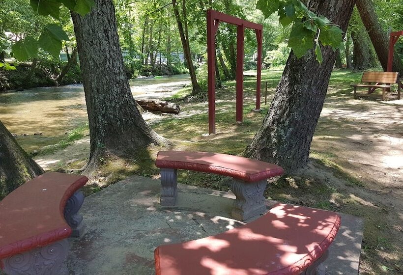 Riverbend Motel & Cabins