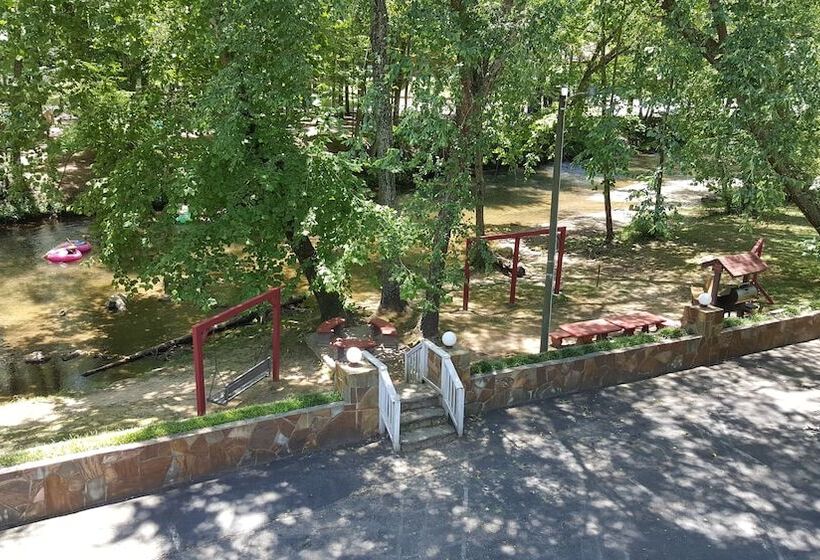 Riverbend Motel & Cabins