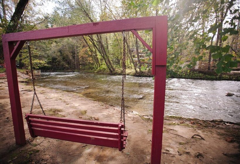 Riverbend Motel & Cabins