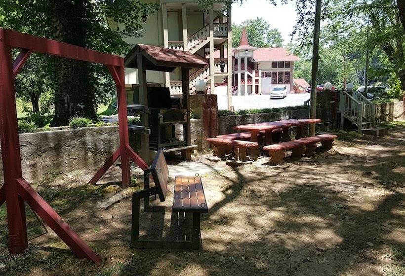 Riverbend Motel & Cabins