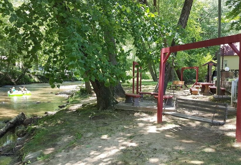 Riverbend Motel & Cabins