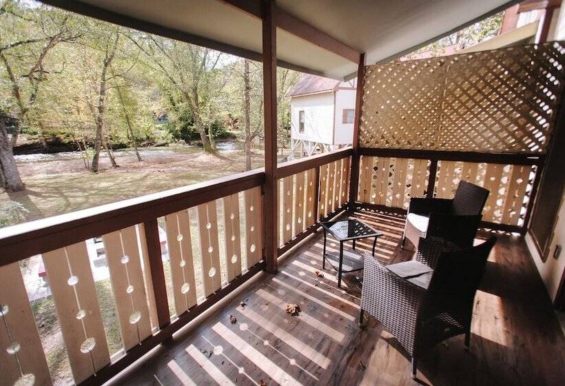 Riverbend Motel & Cabins