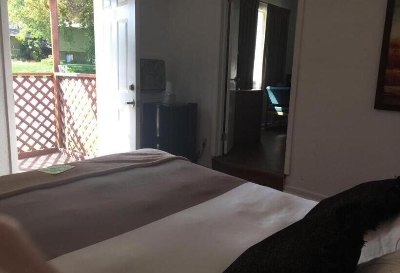 The Brookside Motel / Mt. Rushmore