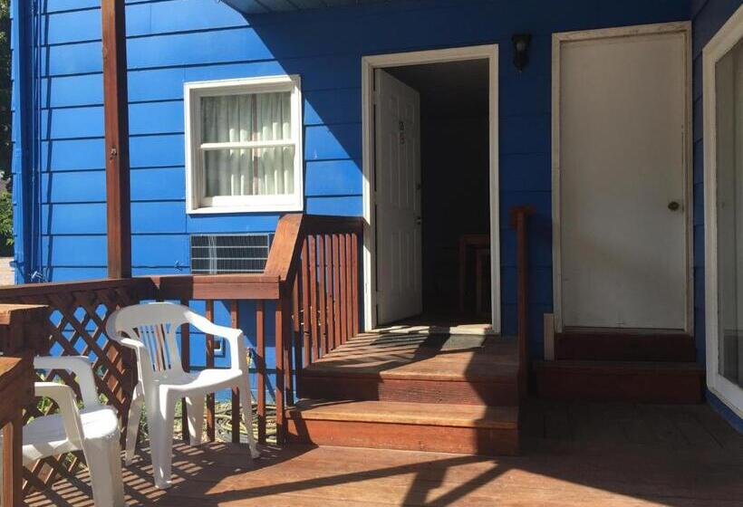 The Brookside Motel / Mt. Rushmore