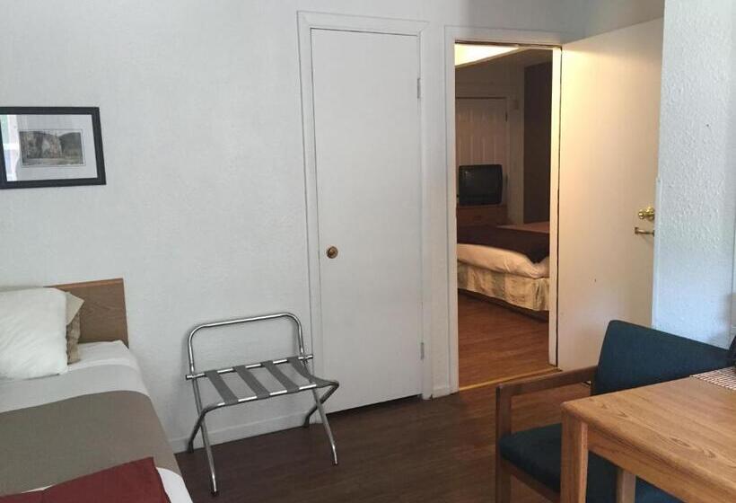 The Brookside Motel / Mt. Rushmore