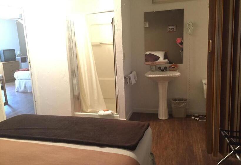 The Brookside Motel / Mt. Rushmore