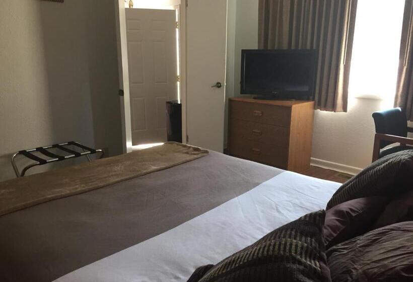 The Brookside Motel / Mt. Rushmore