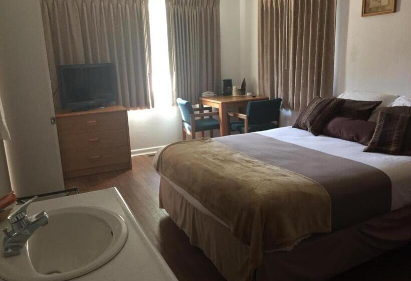 The Brookside Motel / Mt. Rushmore