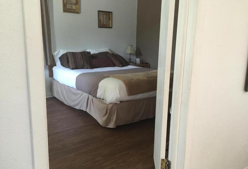 The Brookside Motel / Mt. Rushmore