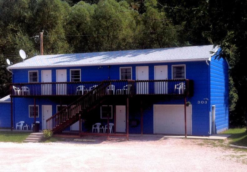 The Brookside Motel / Mt. Rushmore