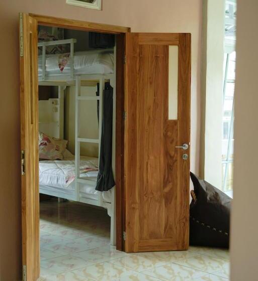 Общежитие Bajo Bunkhouse