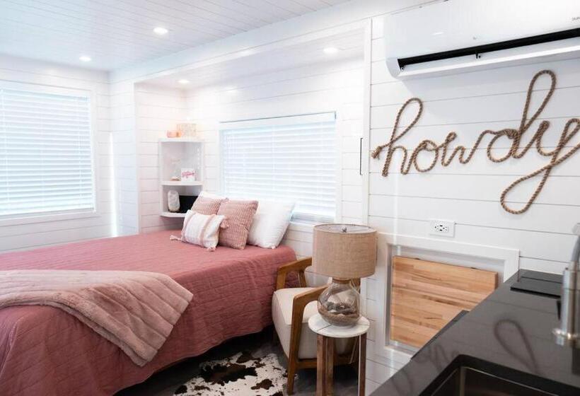 فندق صغير New Cowgirl Shipping Container Home