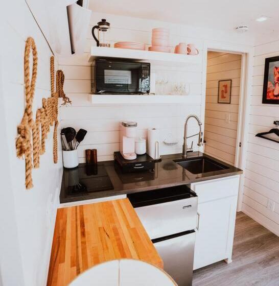 فندق صغير New Cowgirl Shipping Container Home