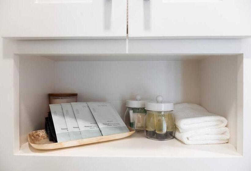 فندق صغير New Cowgirl Shipping Container Home