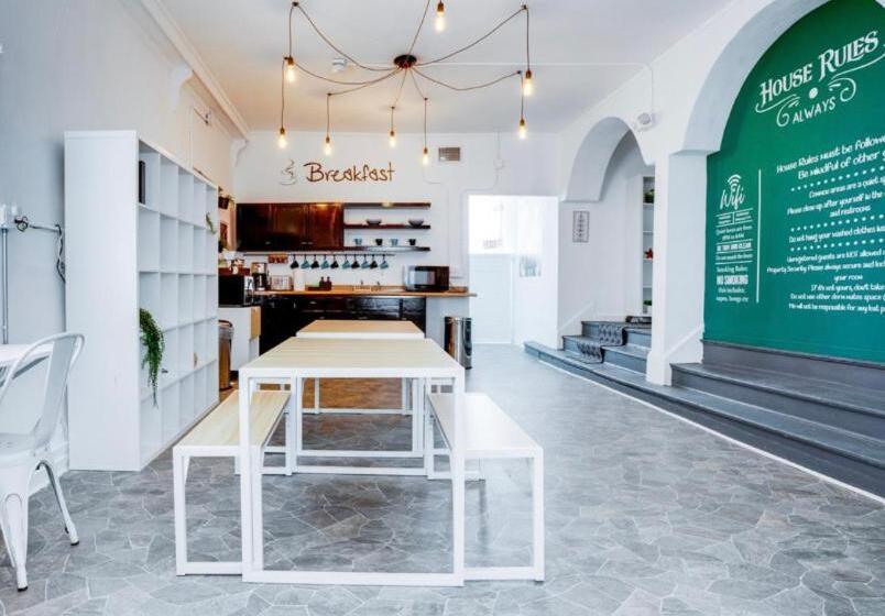 旅馆 Miami On A Budget   Free Coffee  Female Dorms   Men Dorms Under New Management