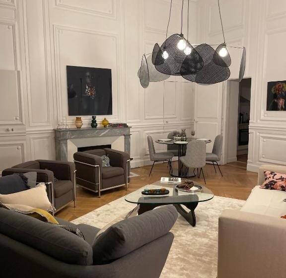 Appartement Charles Le Brun, Face Au Château De Versailles, Avec Parking Privé