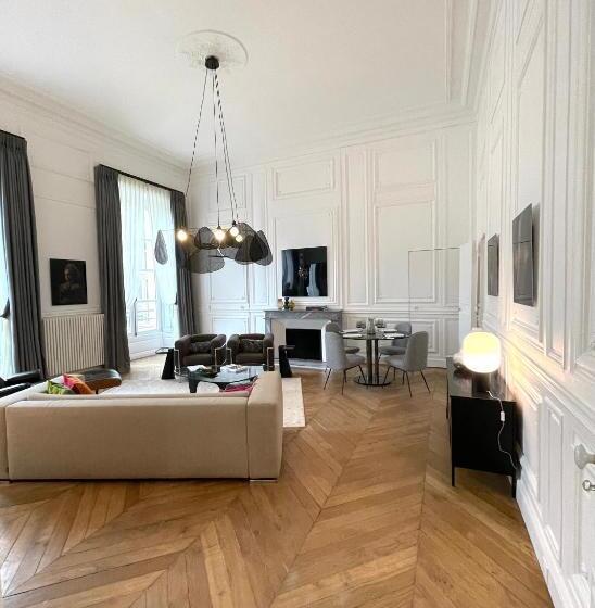 Appartement Charles Le Brun, Face Au Château De Versailles, Avec Parking Privé