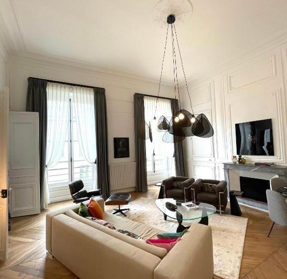 Appartement Charles Le Brun, Face Au Château De Versailles, Avec Parking Privé