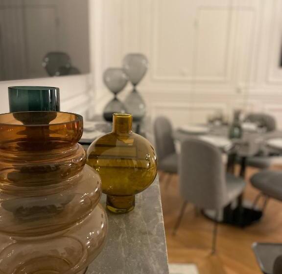 Appartement Charles Le Brun, Face Au Château De Versailles, Avec Parking Privé