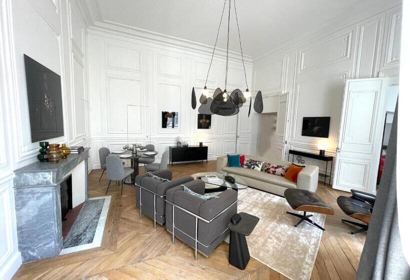 Appartement Charles Le Brun, Face Au Château De Versailles, Avec Parking Privé