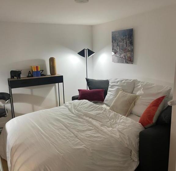 Appartement Charles Le Brun, Face Au Château De Versailles, Avec Parking Privé