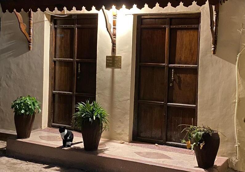 민박 Caravan Serai Amour