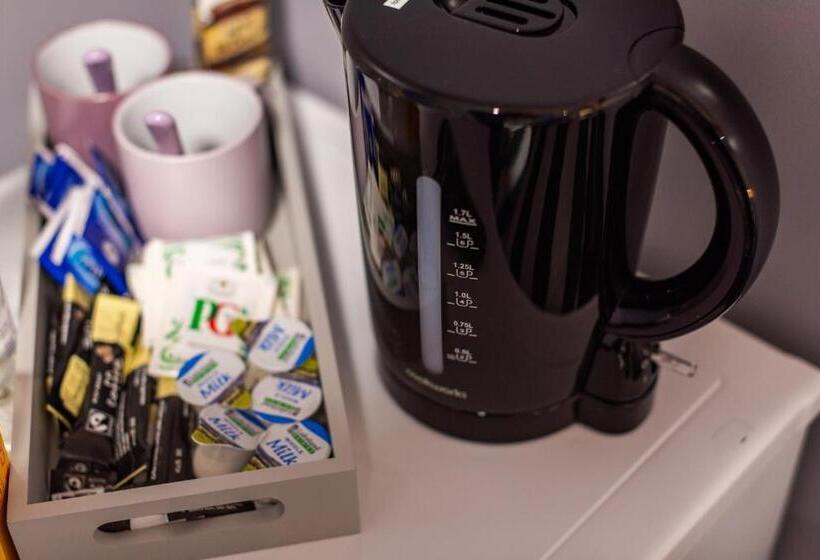 민박 Heart Of Maidstone   Premium Double Rooms With Free Wi Fi