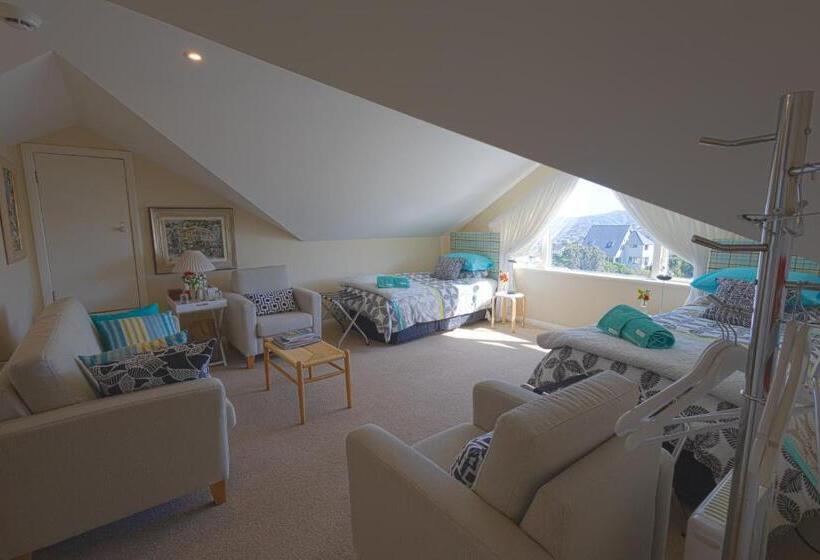 צימר Khandallah Harbour View Bnb