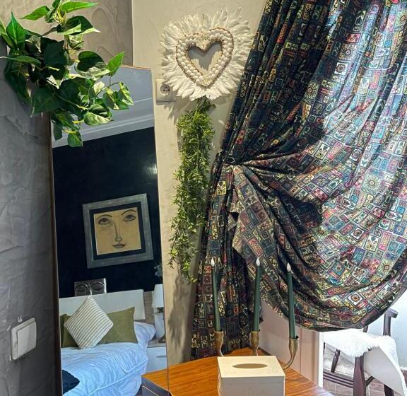 تختخواب و صبحانه Luxury Grey Suite In Hay Riad