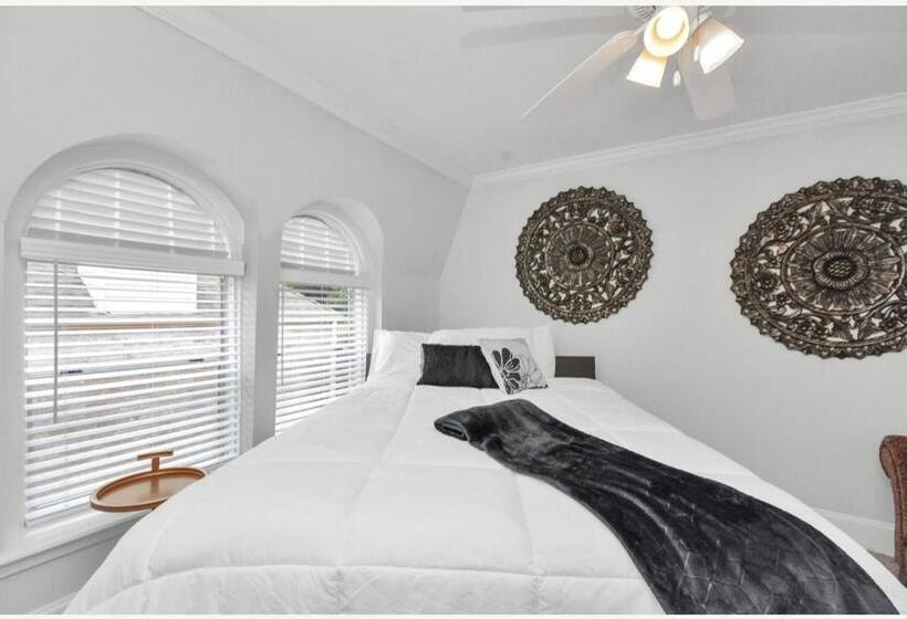 تختخواب و صبحانه Peaceful Queen Master Suite