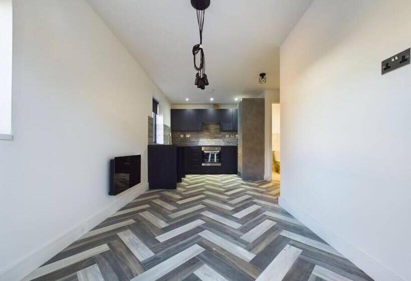 Newark House Premium Apartments With Sofa Beds & Free Parking