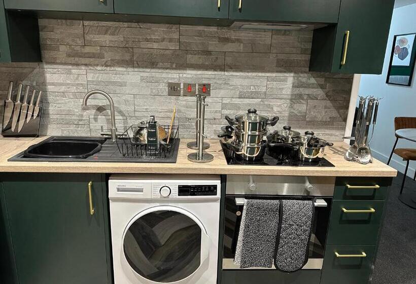 Newark House Premium Apartments With Sofa Beds & Free Parking