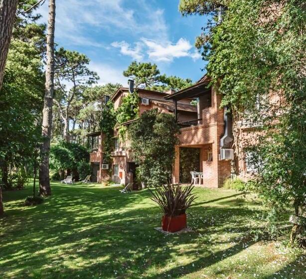 هتل Baden Baden Carilo