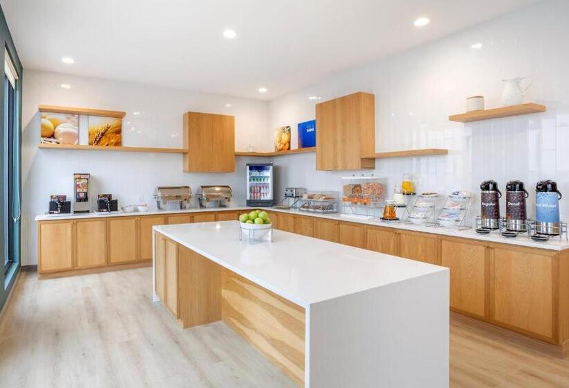 ホテル Comfort Inn & Suites Newark Liberty International Airport