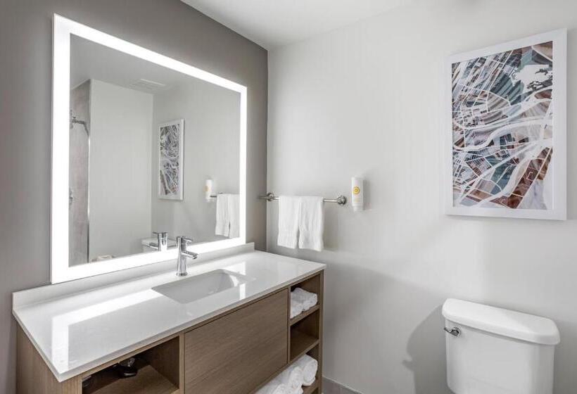 ホテル Comfort Inn & Suites Newark Liberty International Airport