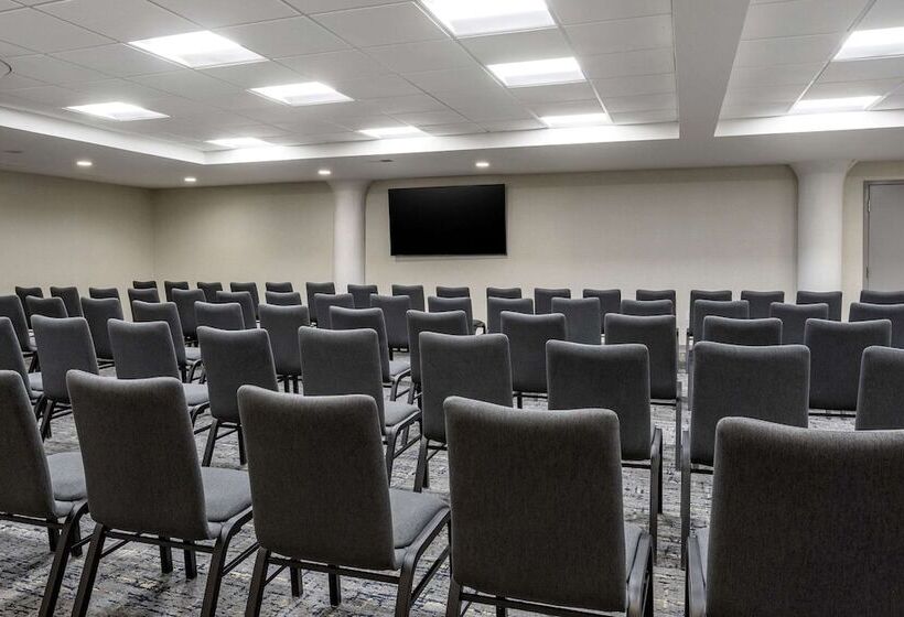 ホテル Comfort Inn & Suites Newark Liberty International Airport