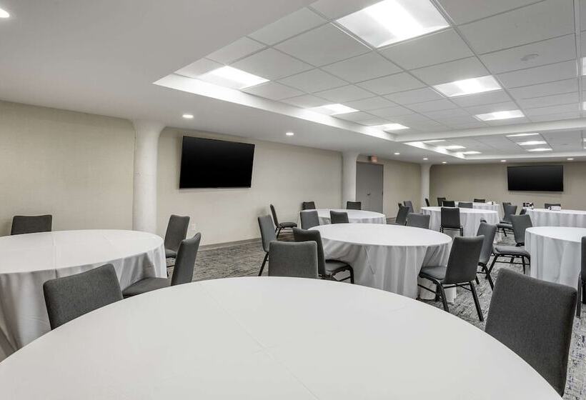 ホテル Comfort Inn & Suites Newark Liberty International Airport