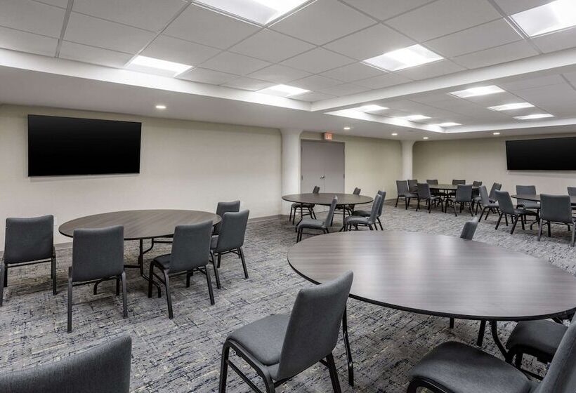 ホテル Comfort Inn & Suites Newark Liberty International Airport