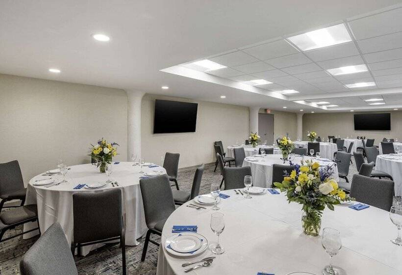 ホテル Comfort Inn & Suites Newark Liberty International Airport