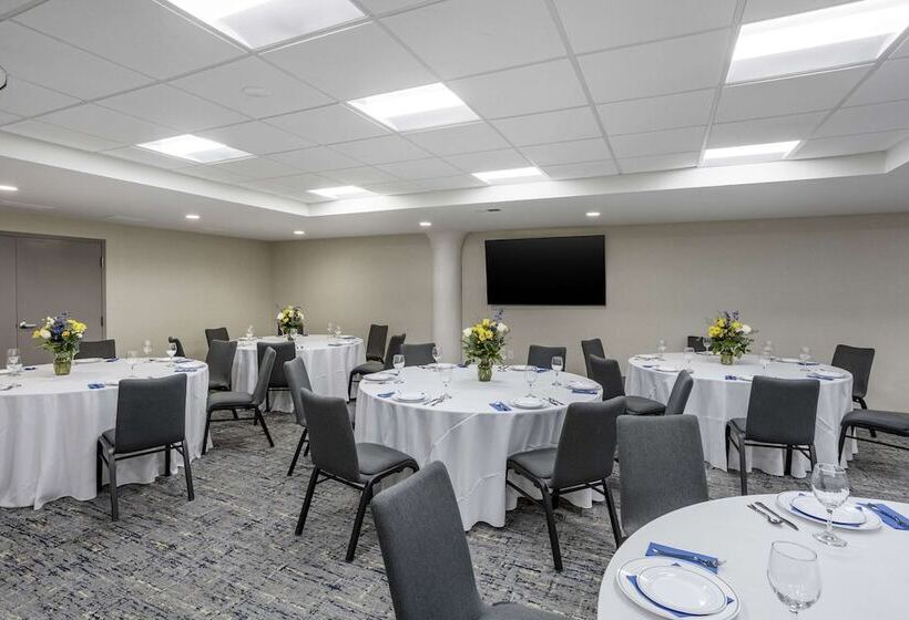 ホテル Comfort Inn & Suites Newark Liberty International Airport