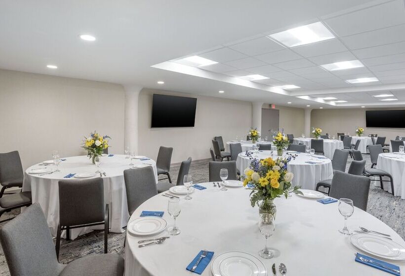 ホテル Comfort Inn & Suites Newark Liberty International Airport