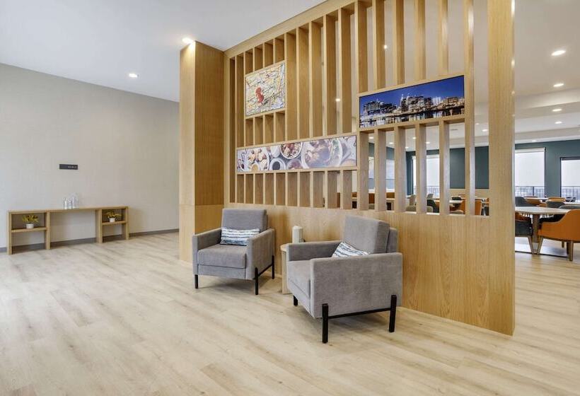 ホテル Comfort Inn & Suites Newark Liberty International Airport