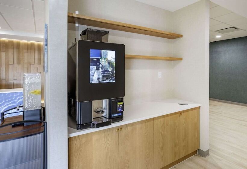 ホテル Comfort Inn & Suites Newark Liberty International Airport