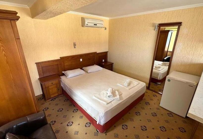 Отель Elizabeth Beach Apartments