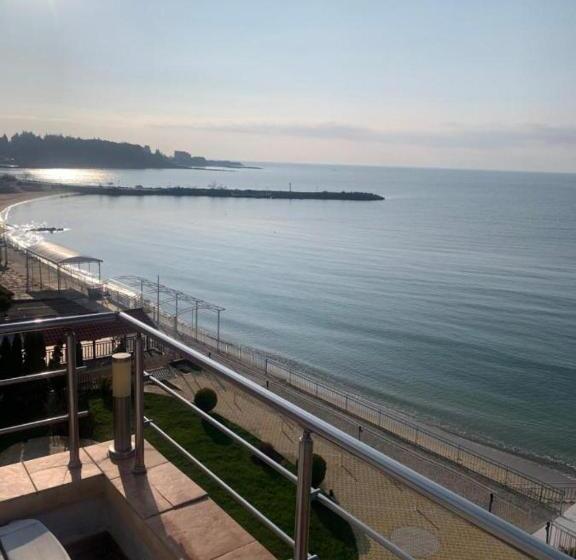 Отель Elizabeth Beach Apartments