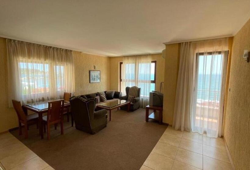 Отель Elizabeth Beach Apartments